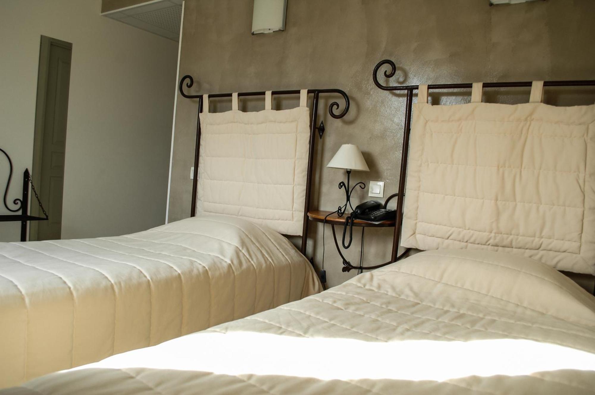 Hotel Restaurant Le Gardon - Pont Du Gard Collias 外观 照片