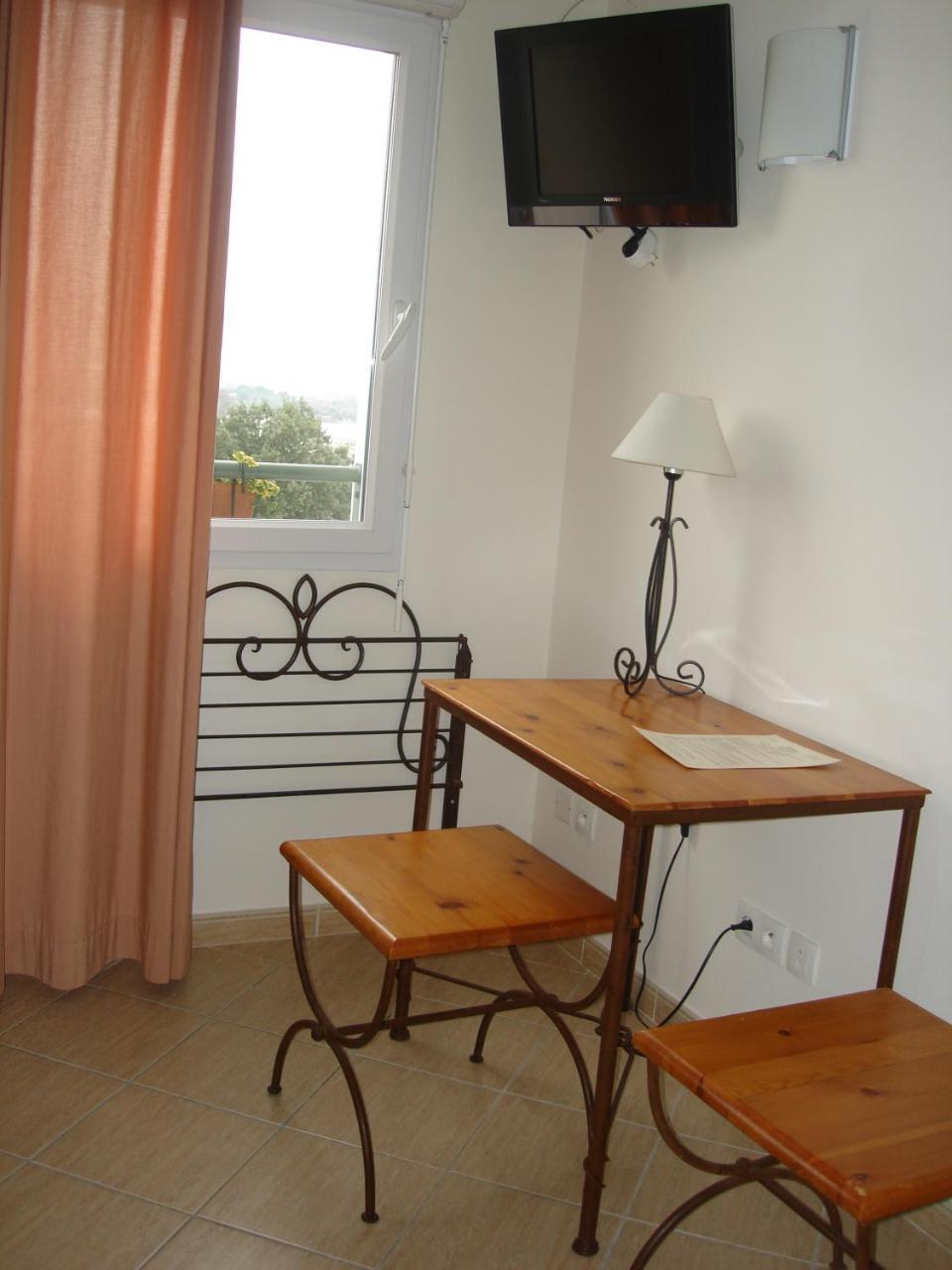 Hotel Restaurant Le Gardon - Pont Du Gard Collias 外观 照片